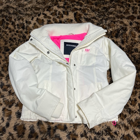 Abercrombie & Fitch Jackets & Blazers - Abercrombie & Fitch Women's Cream Puffer Jacket with Pink Lining